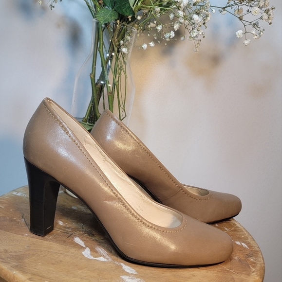 Jones New York heels very comfortable tan great condition - Picture 8 of 12